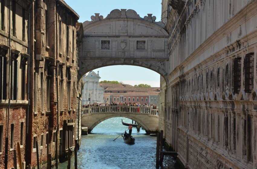 Venezia, la vera storia del “Ponte dei Sospiri”