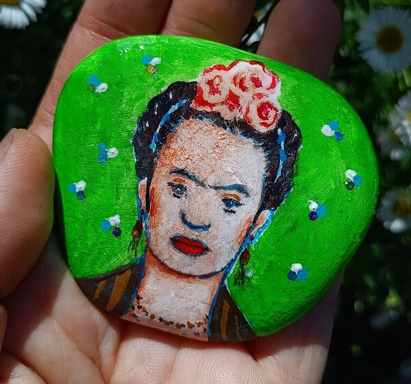  Dipingo Frida artista messicana su un ciottolo di fiume :O